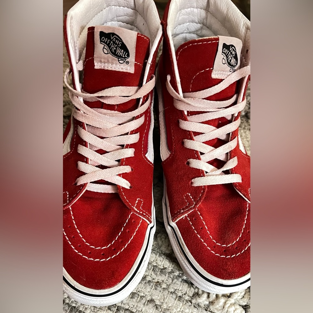 Van’s unisex Men’s size 6.5 and women’s size 8. Red and White